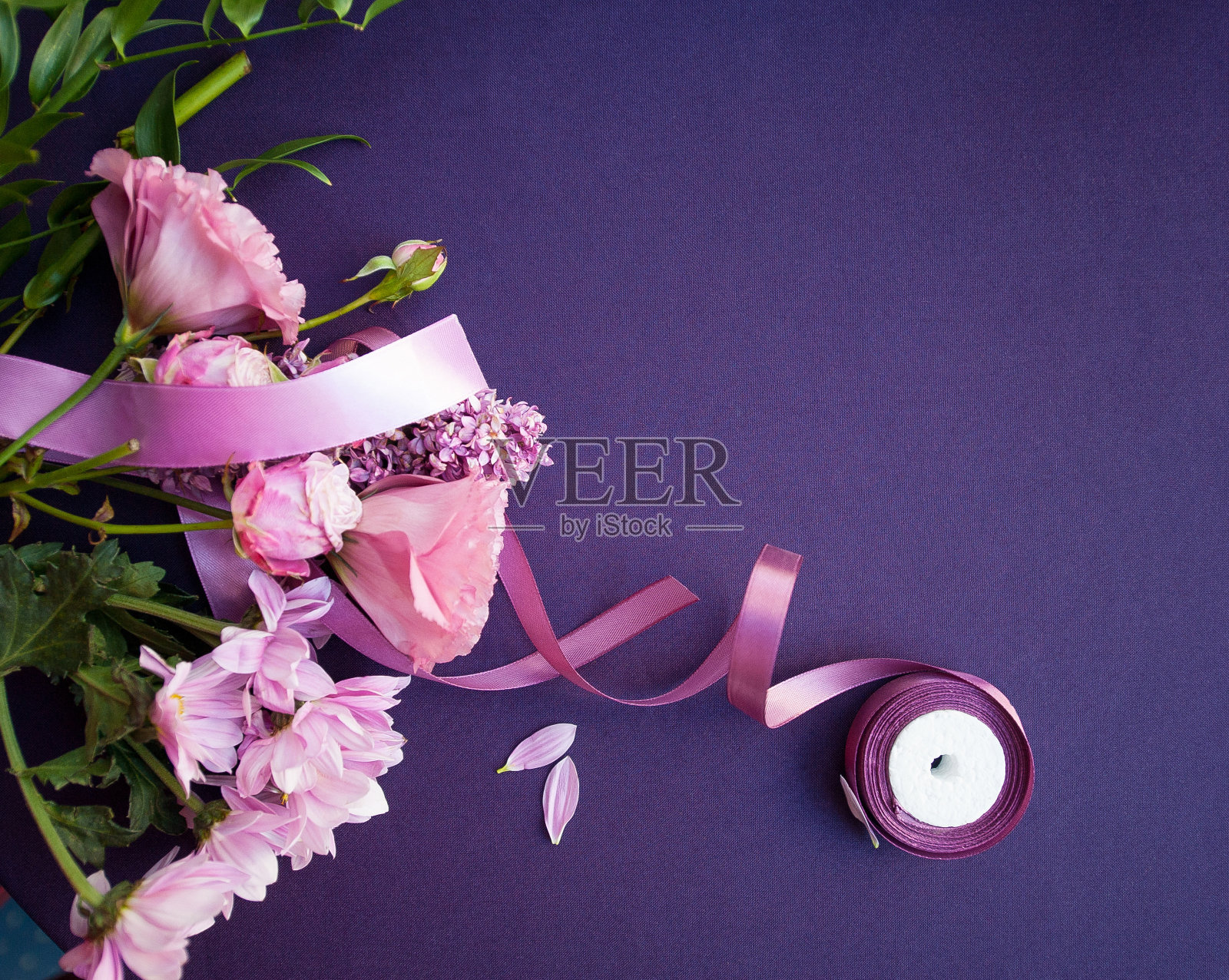 紫色的桌子上放着一束节日的鲜花照片摄影图片