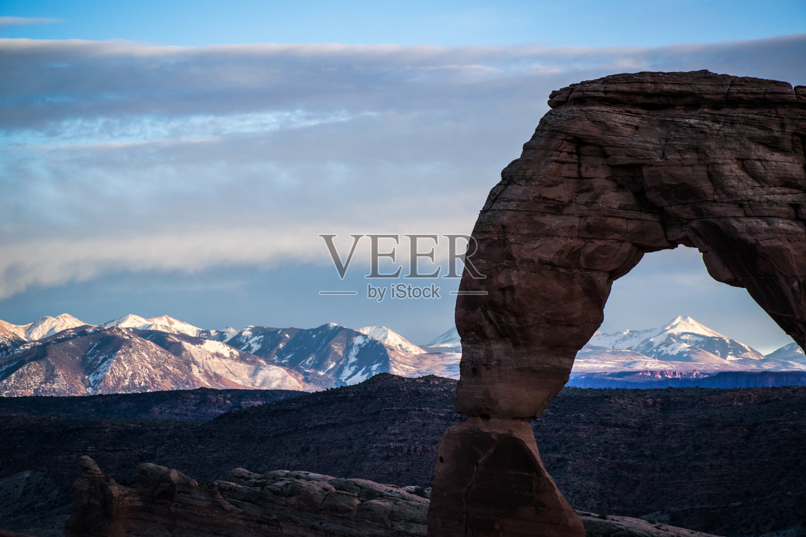 透过精致的拱门，你可以看到群山照片摄影图片