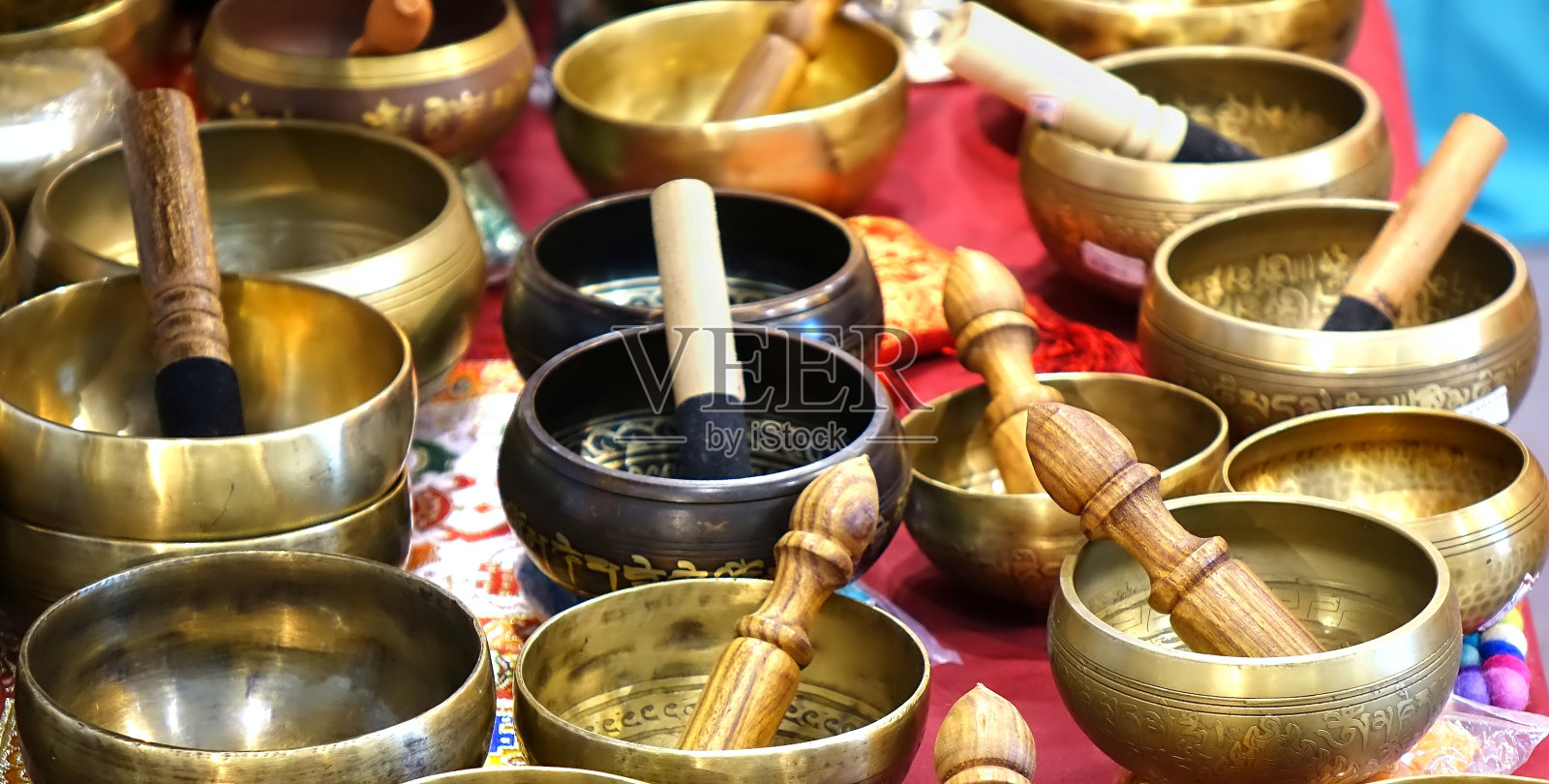 西藏青铜歌唱碗照片摄影图片