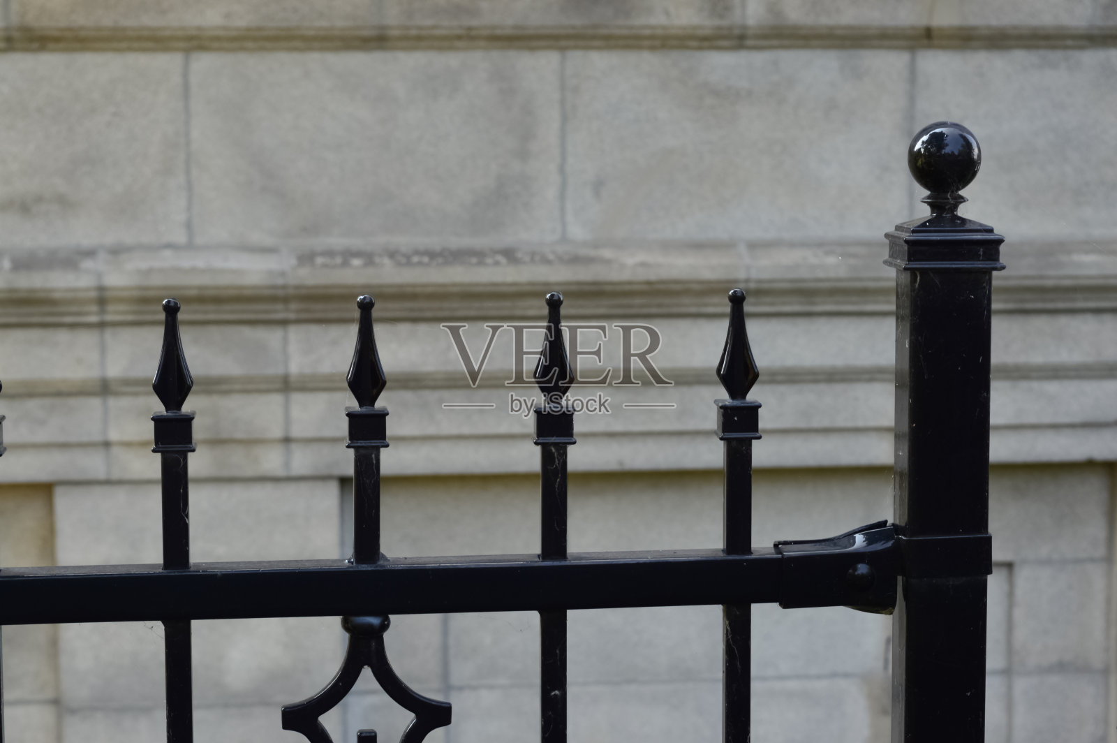 圣约瑟夫讲堂的黑色栅栏照片摄影图片