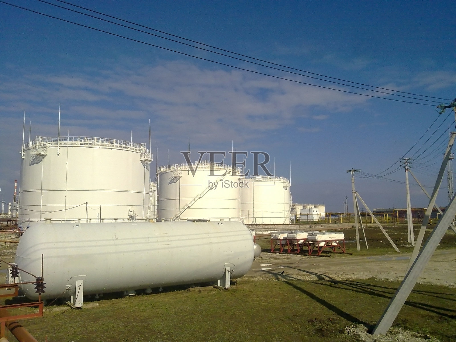 把垂直的钢罐装起来。石油产品的储存能力照片摄影图片