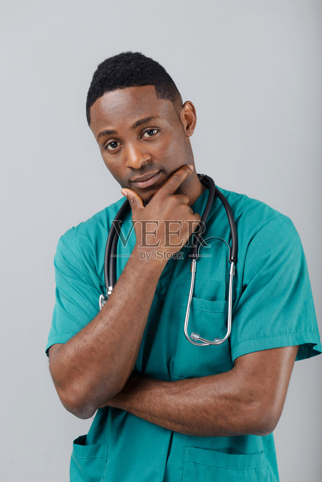 沉思的非洲医生看着直接站在灰ba照片摄影图片