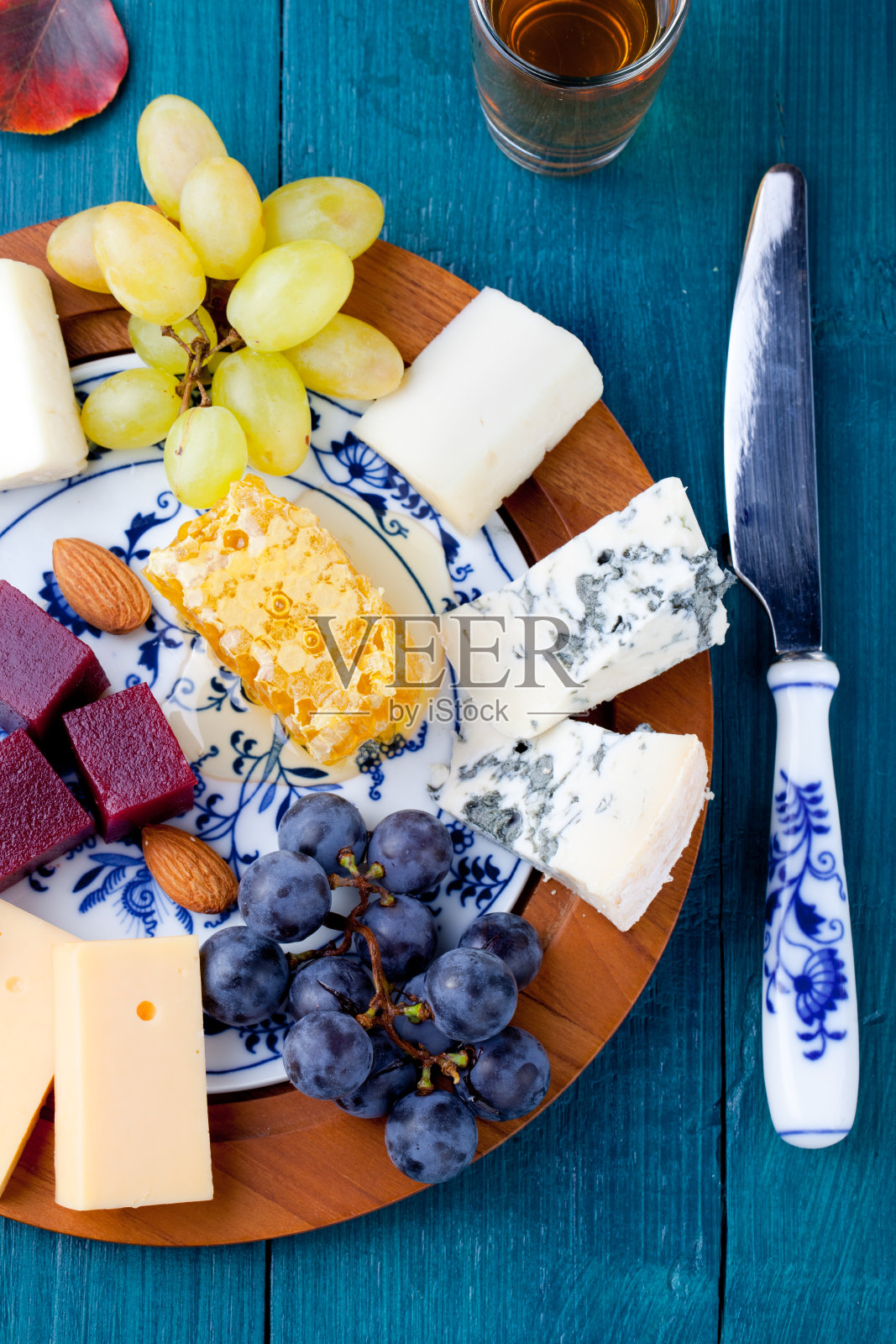 奶酪盘配新鲜葡萄，蜂蜜，坚果，李子果冻，果酱照片摄影图片
