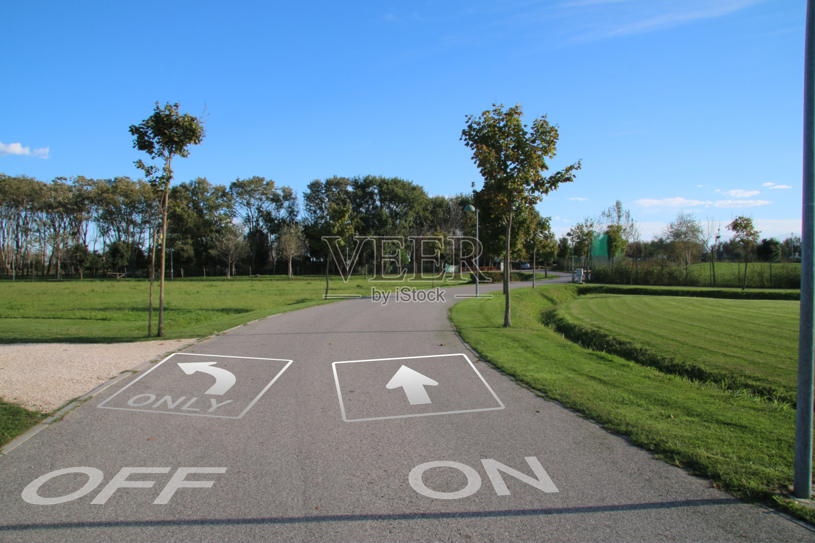 步行街，有进有出的标志照片摄影图片
