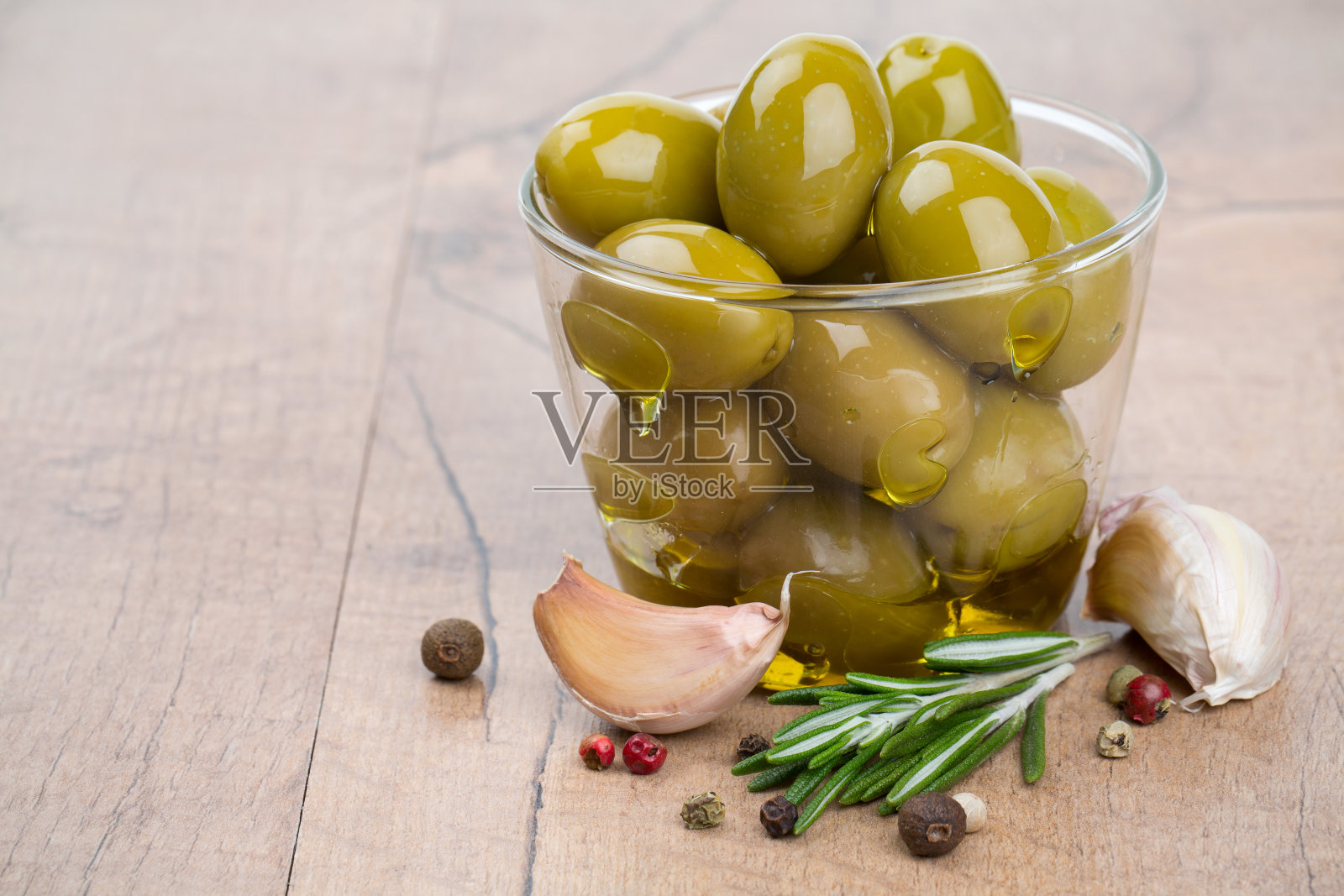 玻璃碗里的绿橄榄照片摄影图片