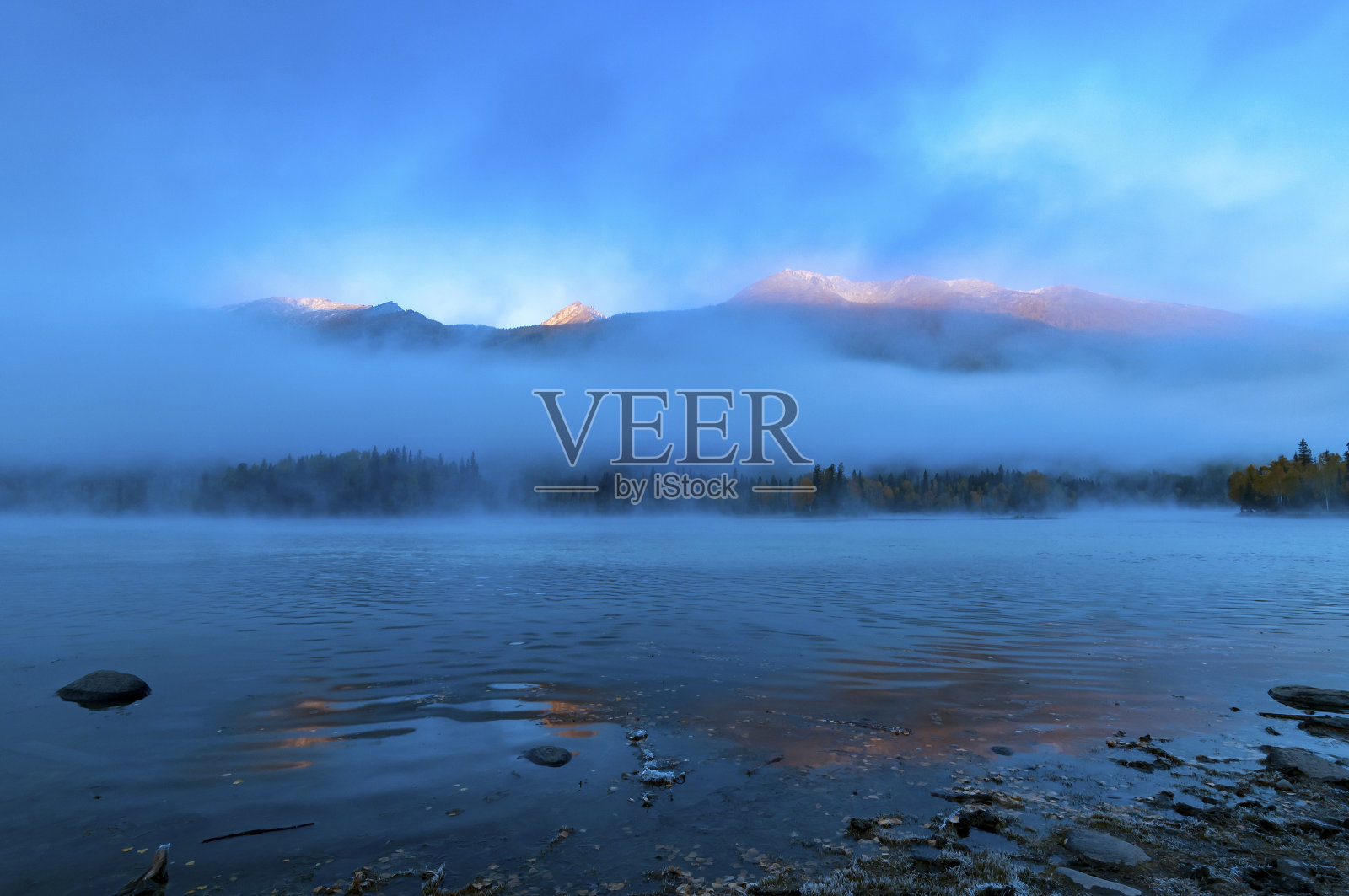 秋天的喀纳斯湖，中国新疆照片摄影图片