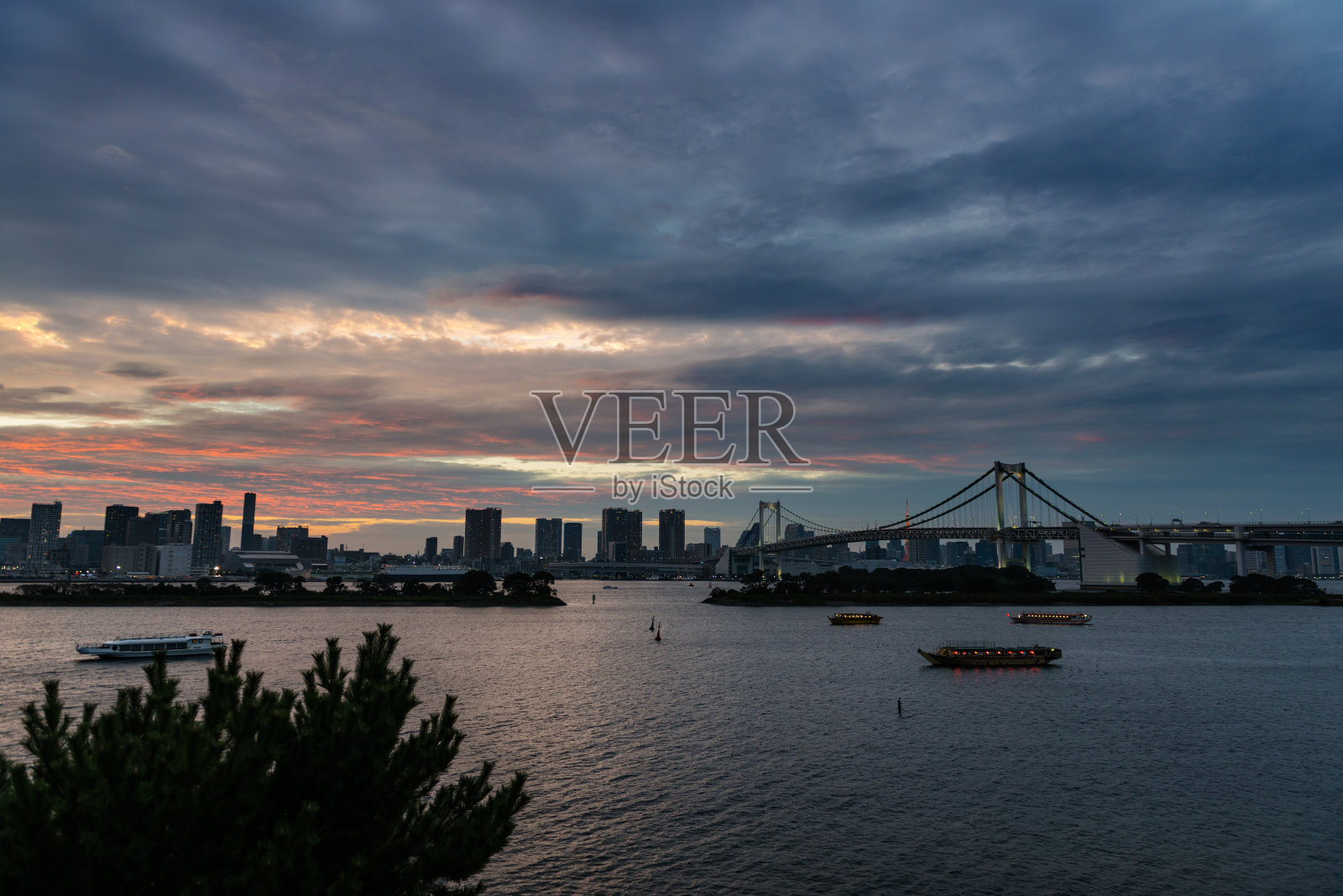 黄昏时分东京湾与御台场彩虹大桥照片摄影图片