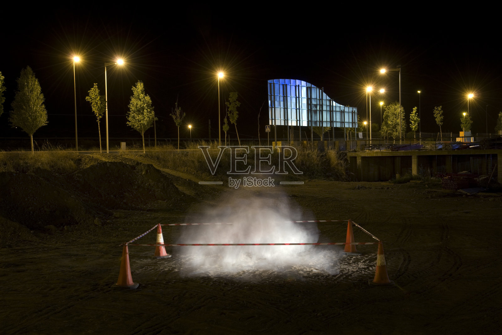 夜景城市与奇怪的白色烟雾照片摄影图片