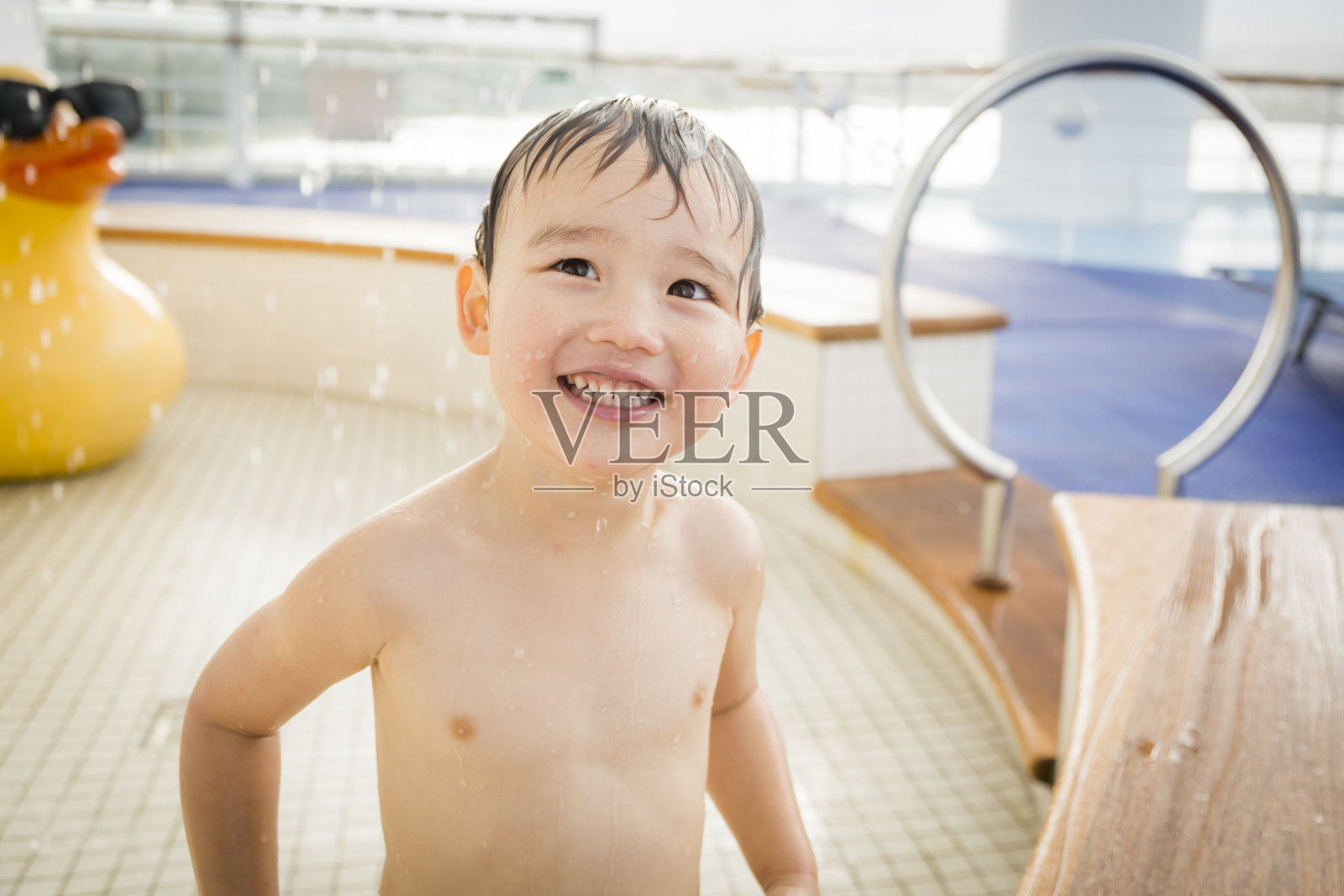 混血男孩在水上公园玩得很开心照片摄影图片