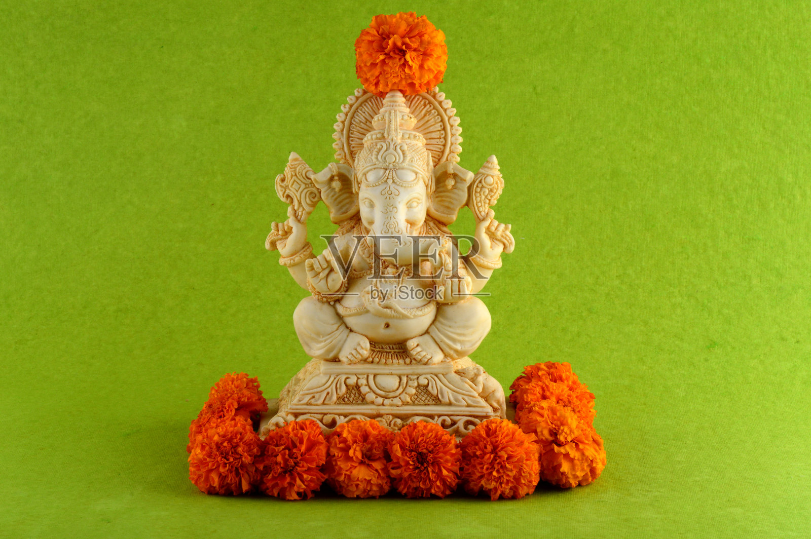 印度教神甘尼萨。甘尼萨偶像在绿色背景。照片摄影图片