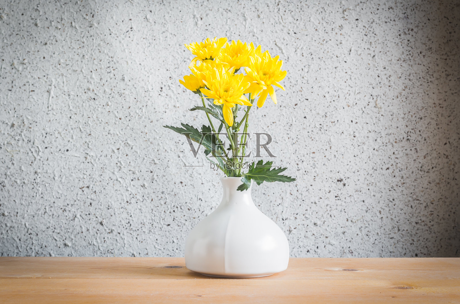 木桌白瓶菊，静物照片摄影图片