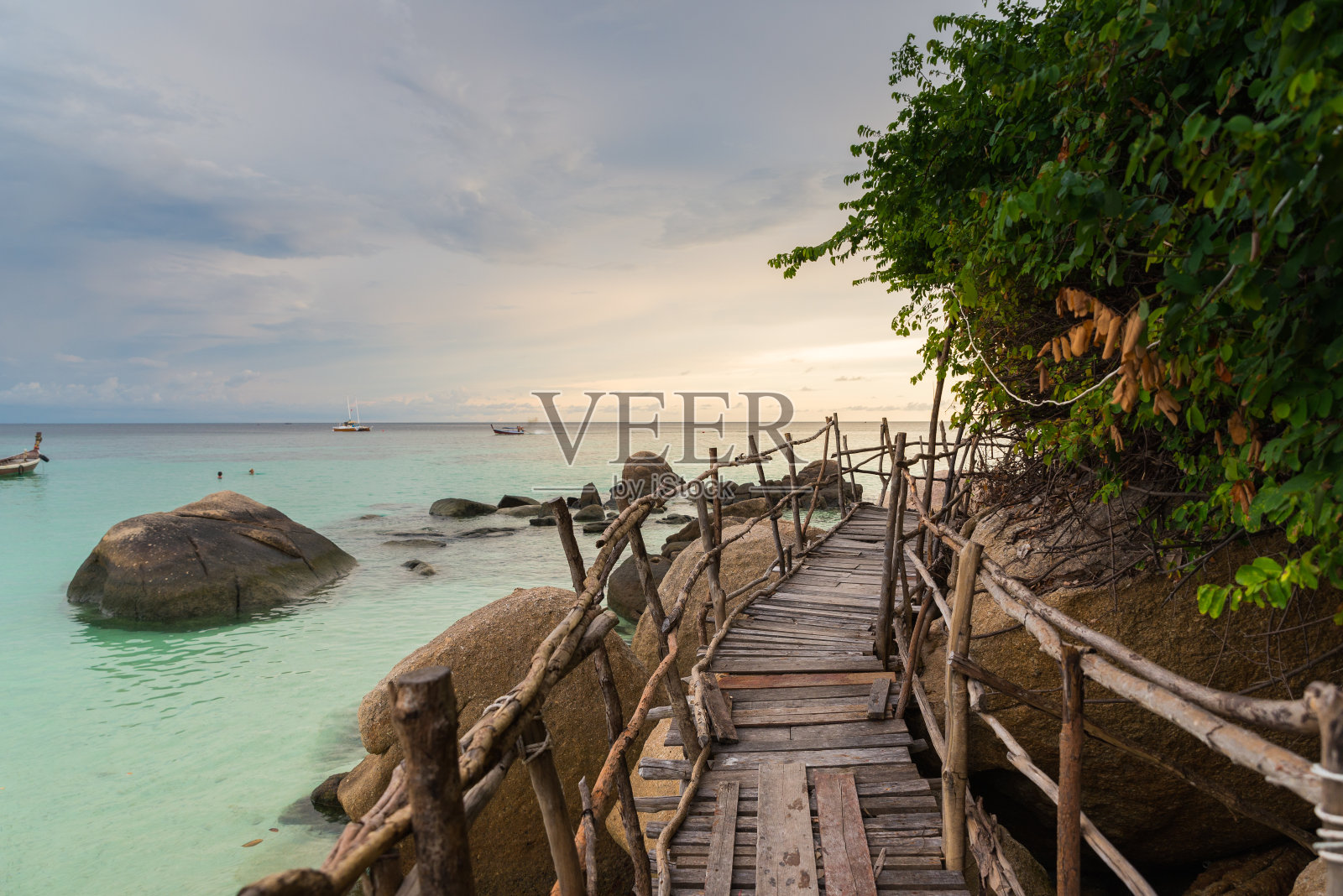 利佩岛芭堤雅海滩上的木桥照片摄影图片