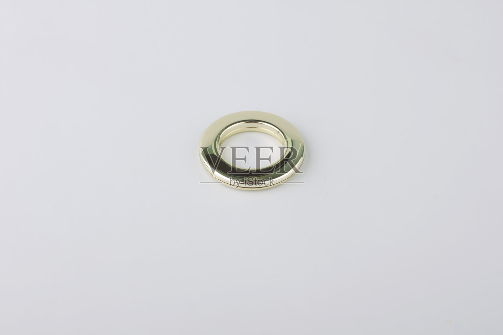 将织物固定在飞檐上的塑料环。照片摄影图片