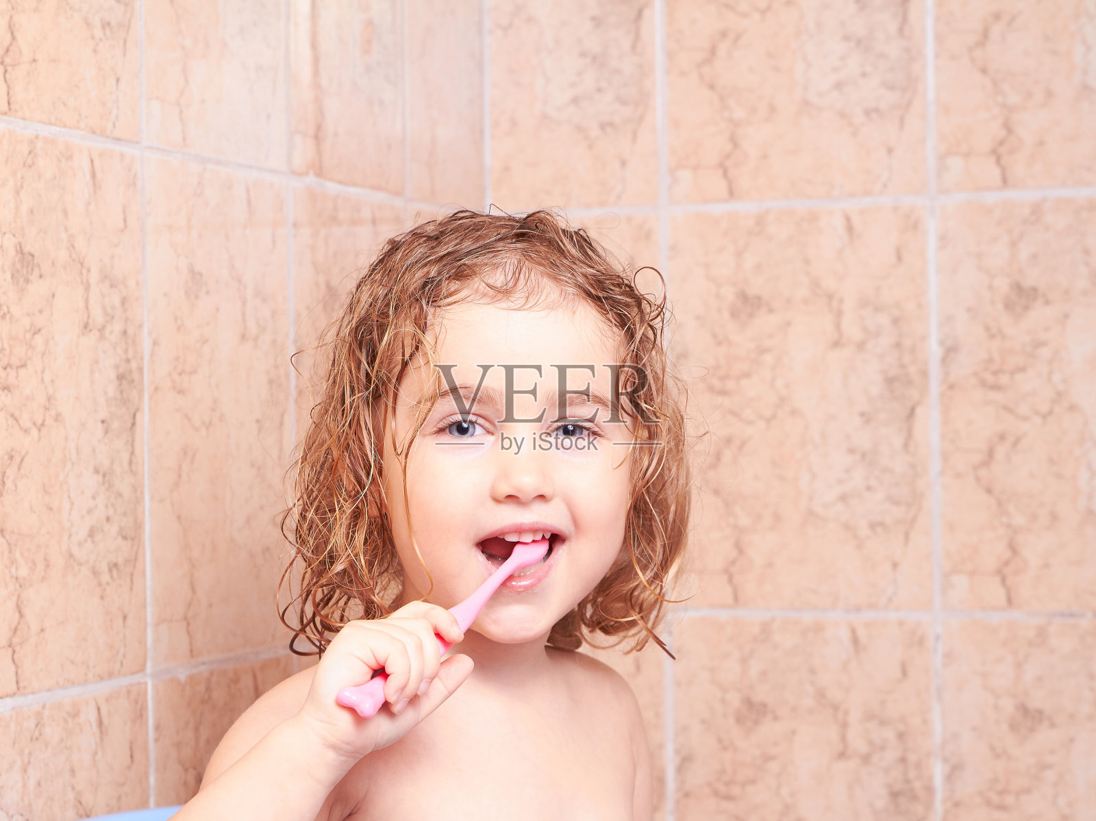 小女孩正在刷牙照片摄影图片