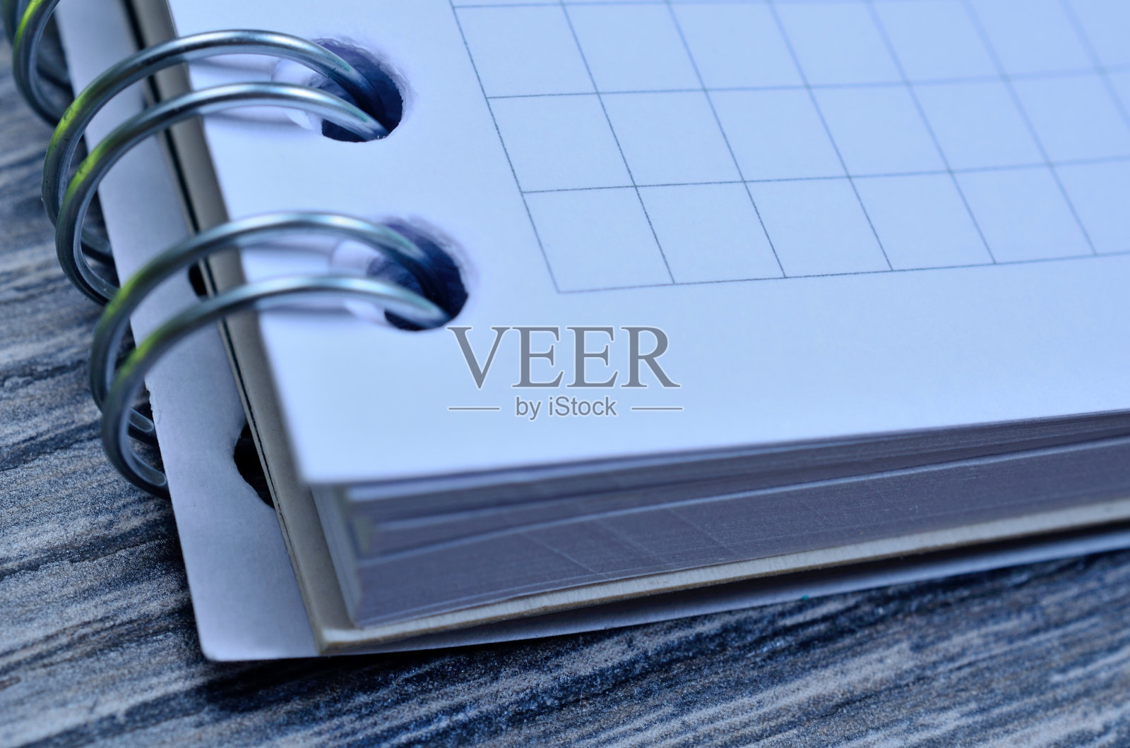 笔记本电脑在桌子上照片摄影图片