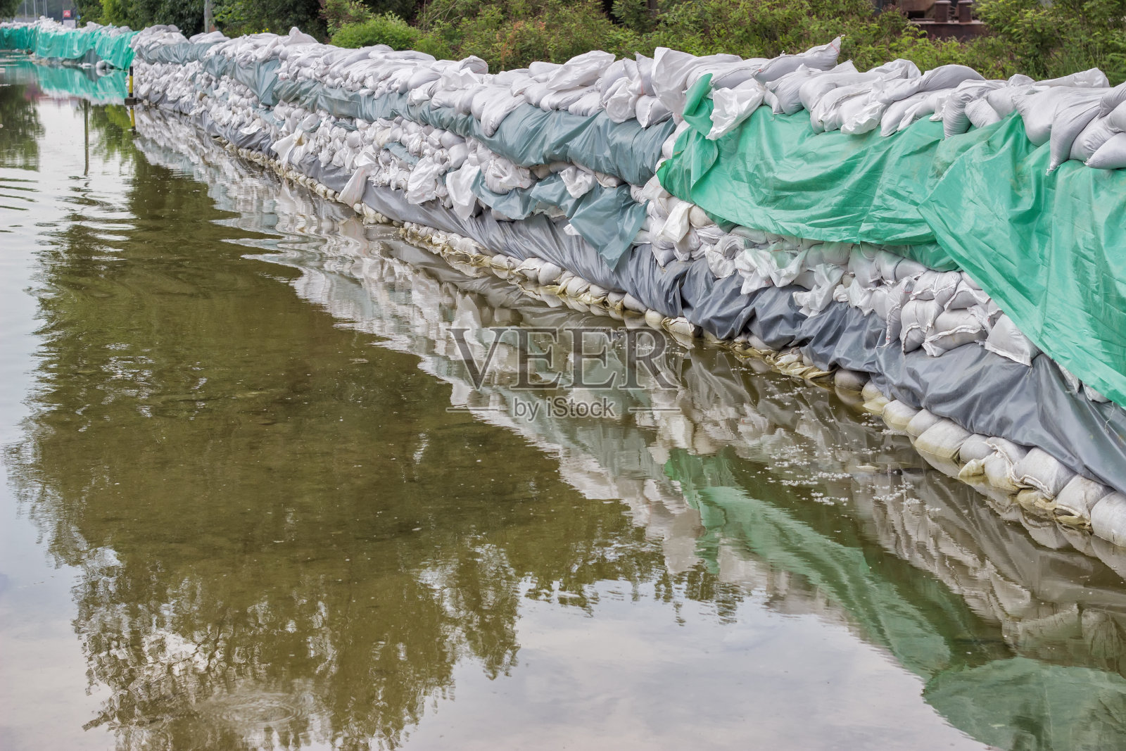 用于防洪的大沙袋墙照片摄影图片