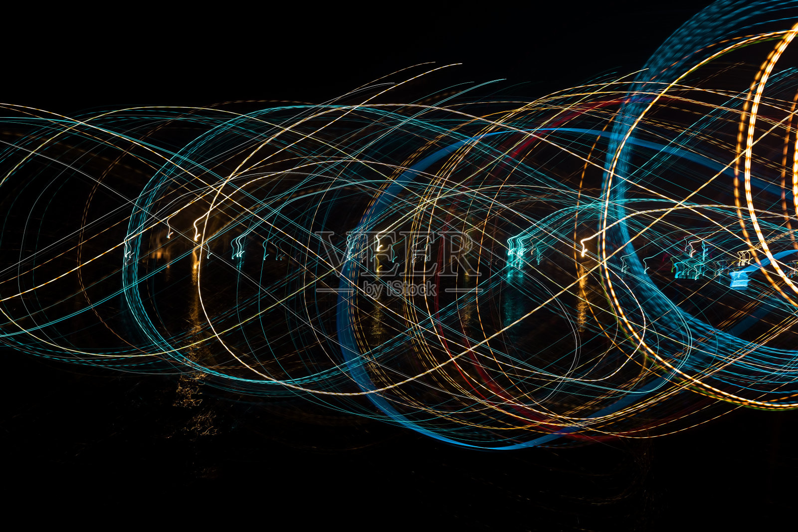 夜晚灯光下的人影照片摄影图片