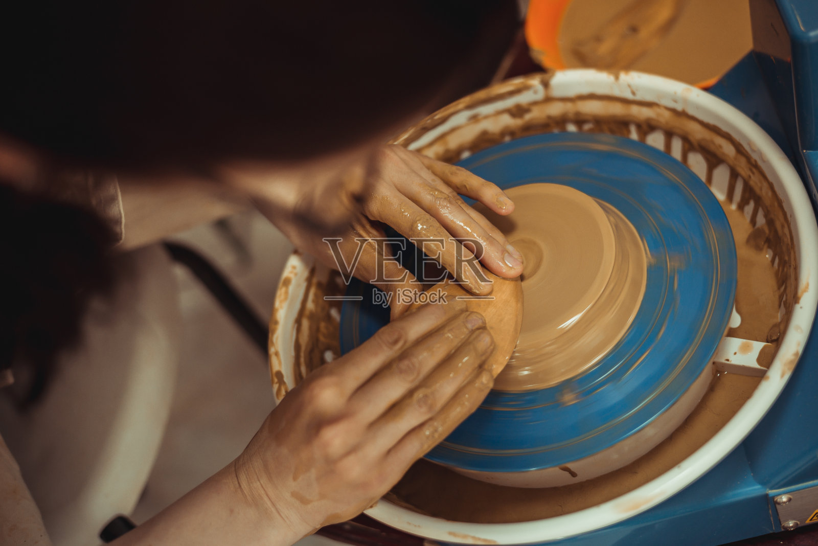 在陶工转盘上工作的人照片摄影图片