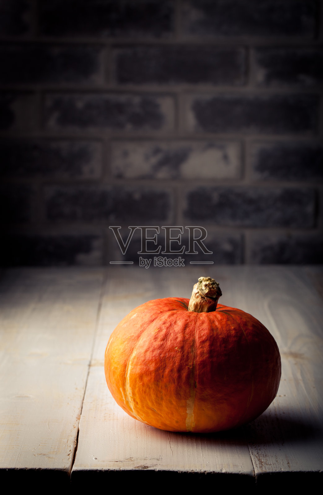 南瓜。石头墙。万圣节，秋天，木制背景。照片摄影图片