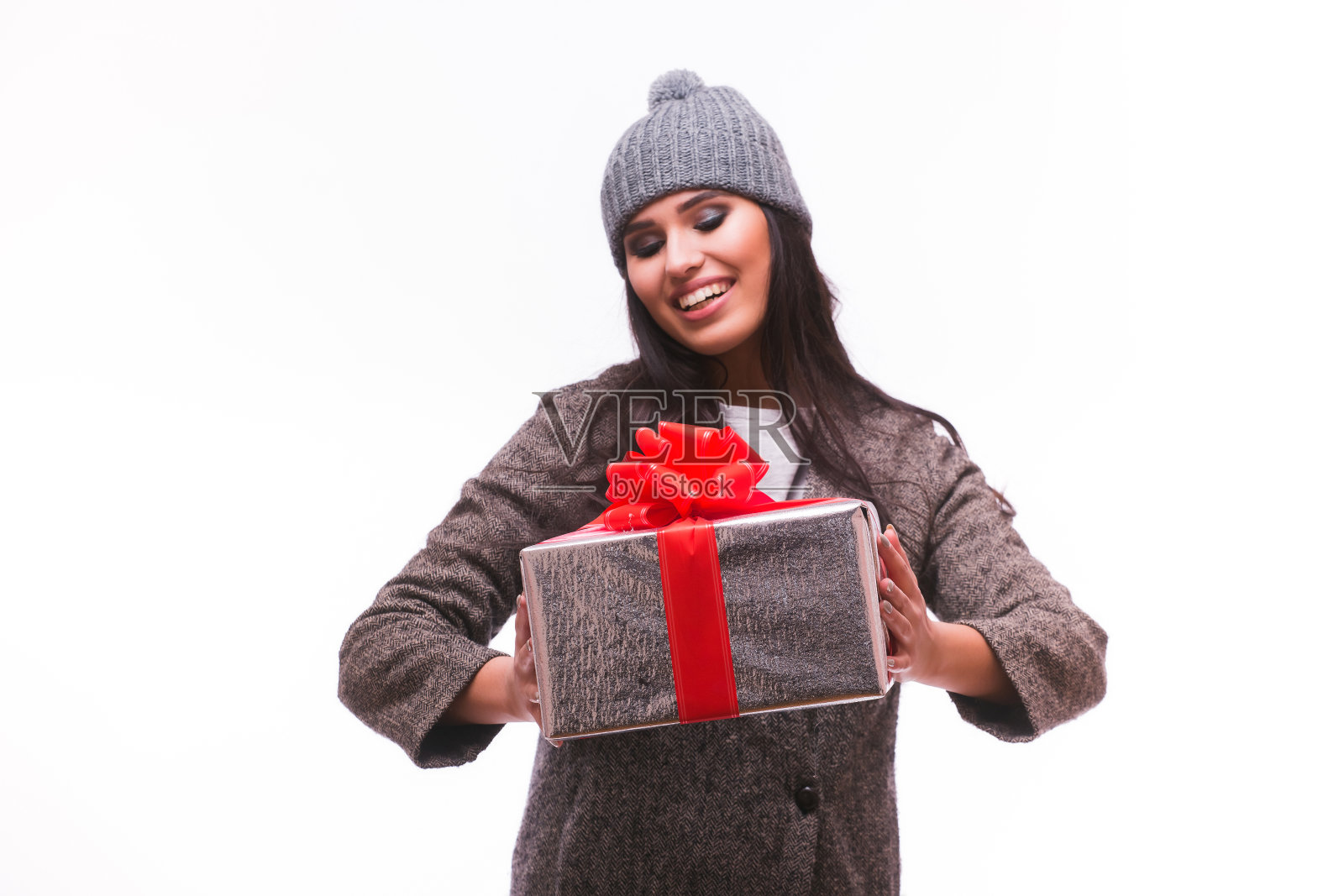 年轻美丽的黑发女孩看礼盒照片摄影图片