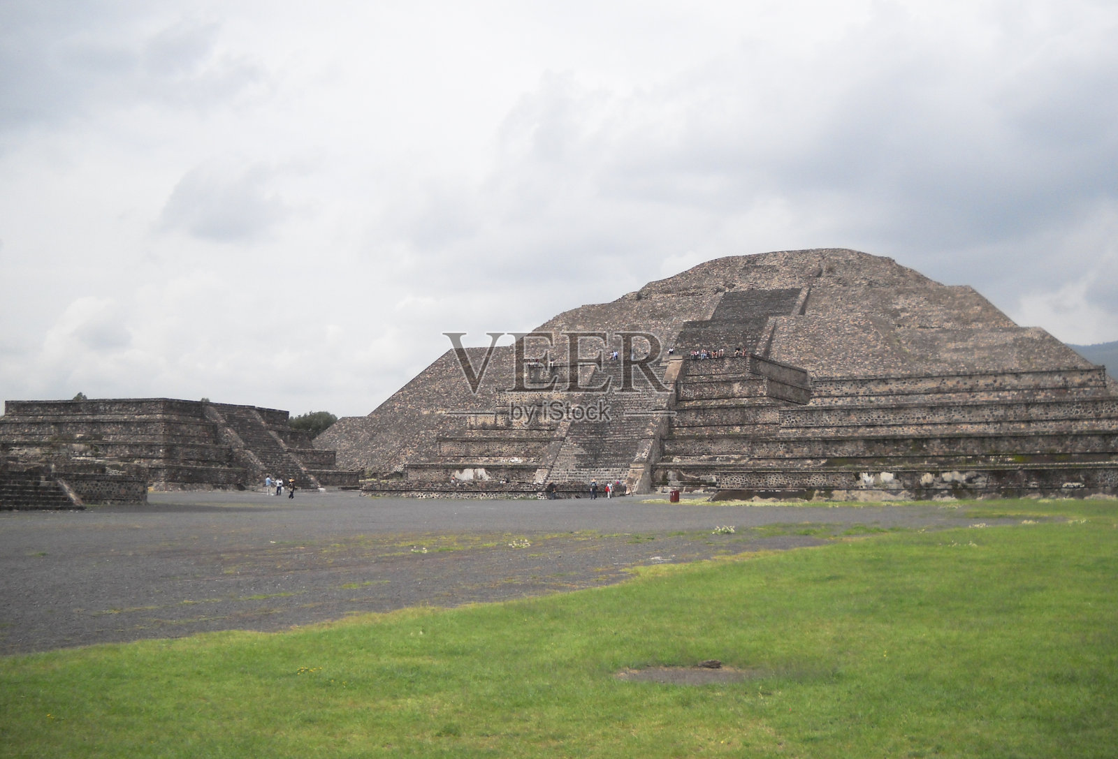 不过。月球金字塔照片摄影图片