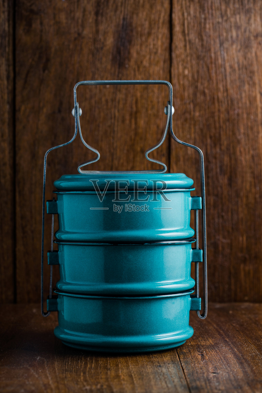 金属午餐递送，泰国食品载体木制背景。照片摄影图片