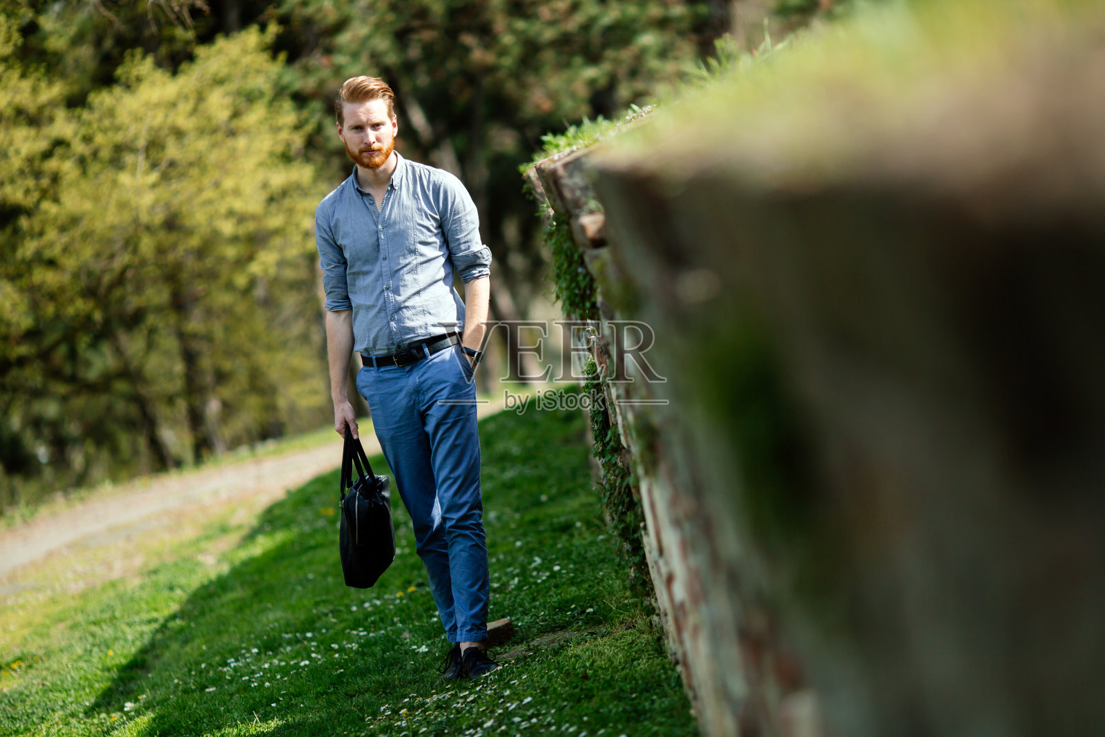 商人在自然界中照片摄影图片