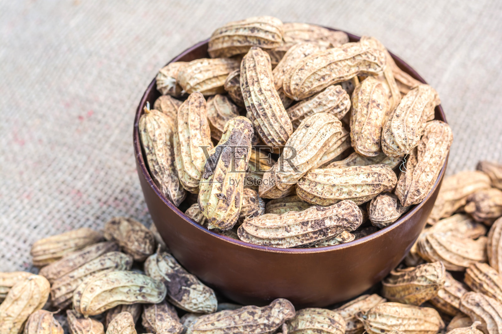 麻袋布上的花生碟照片摄影图片