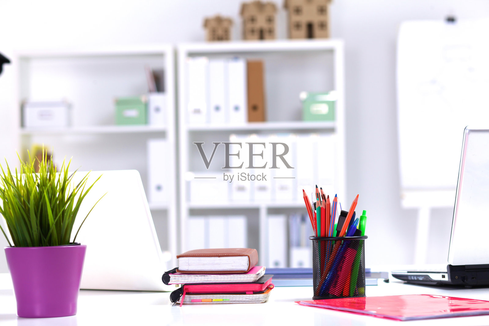 设计有电脑和文书工作的办公桌照片摄影图片