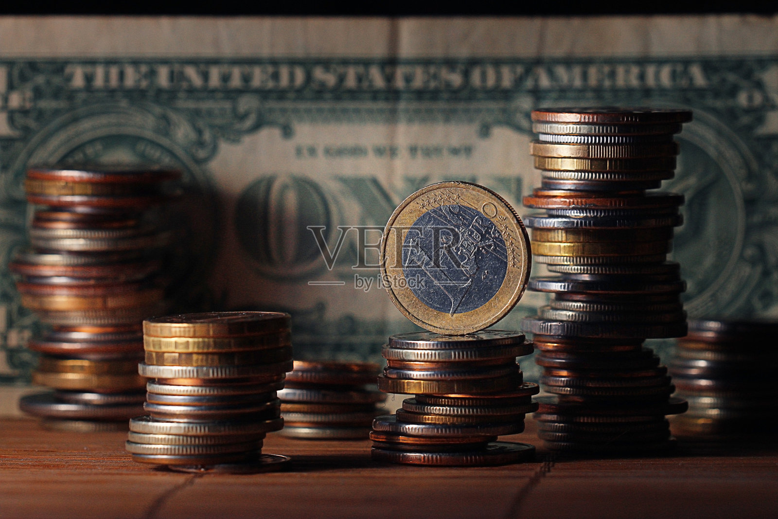 成堆的硬币概念美元欧元美元汇率经济学照片摄影图片