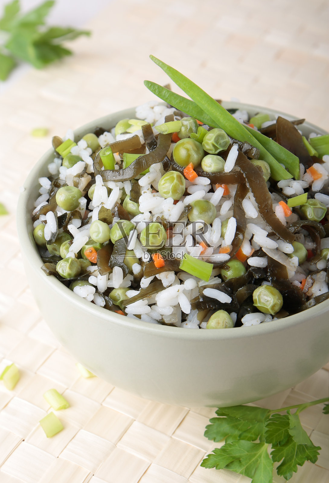 米饭，青豆和海带的沙拉照片摄影图片