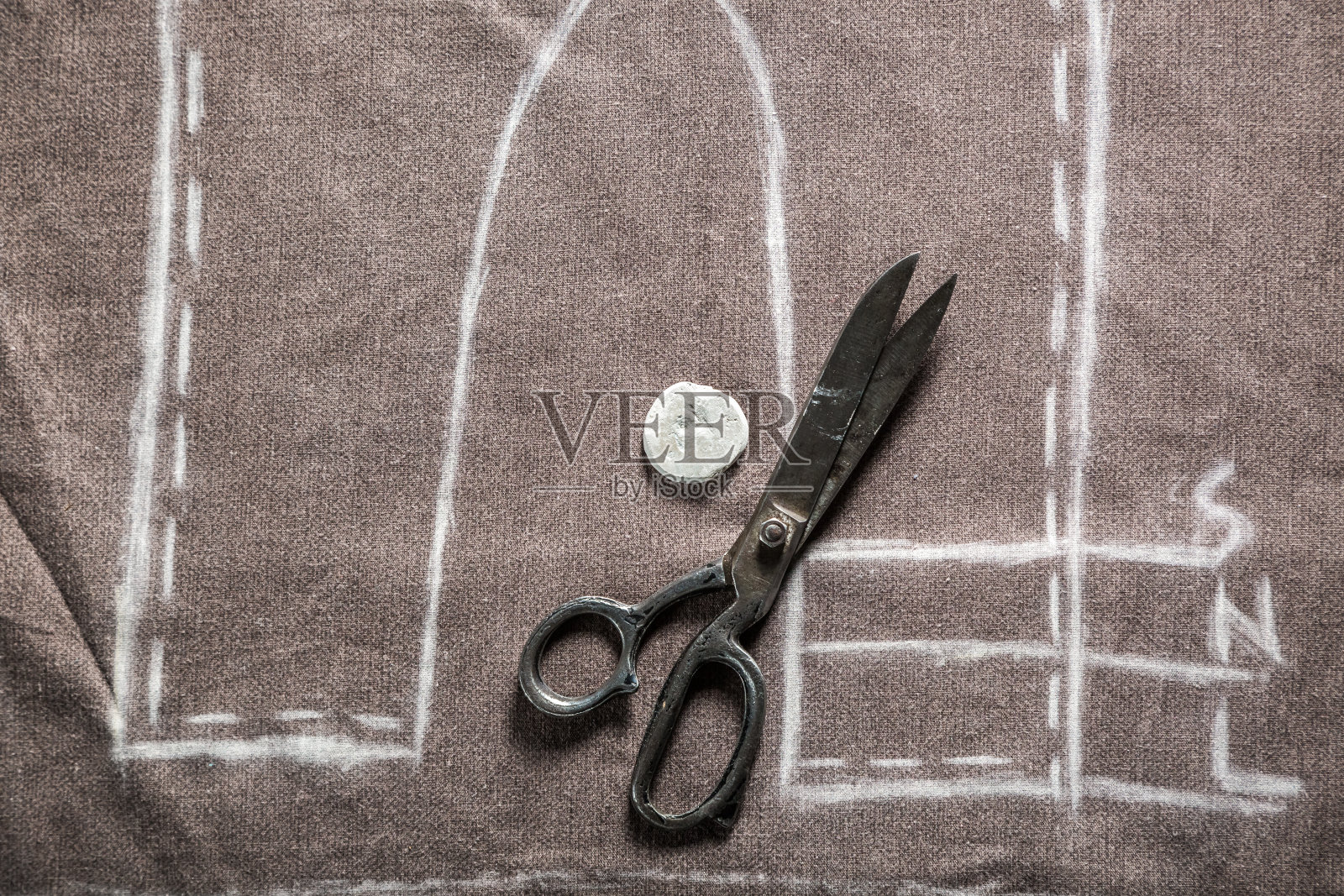 复古裁缝模式的裤子与布料和剪刀照片摄影图片