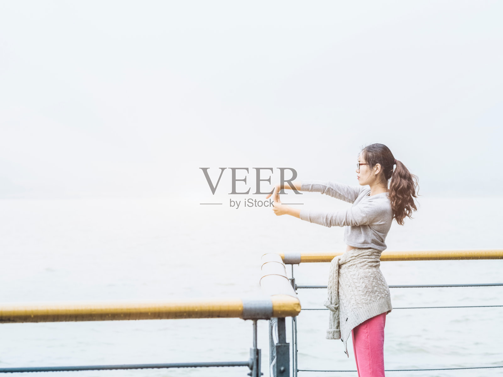 年轻女子在户外伸展身体照片摄影图片