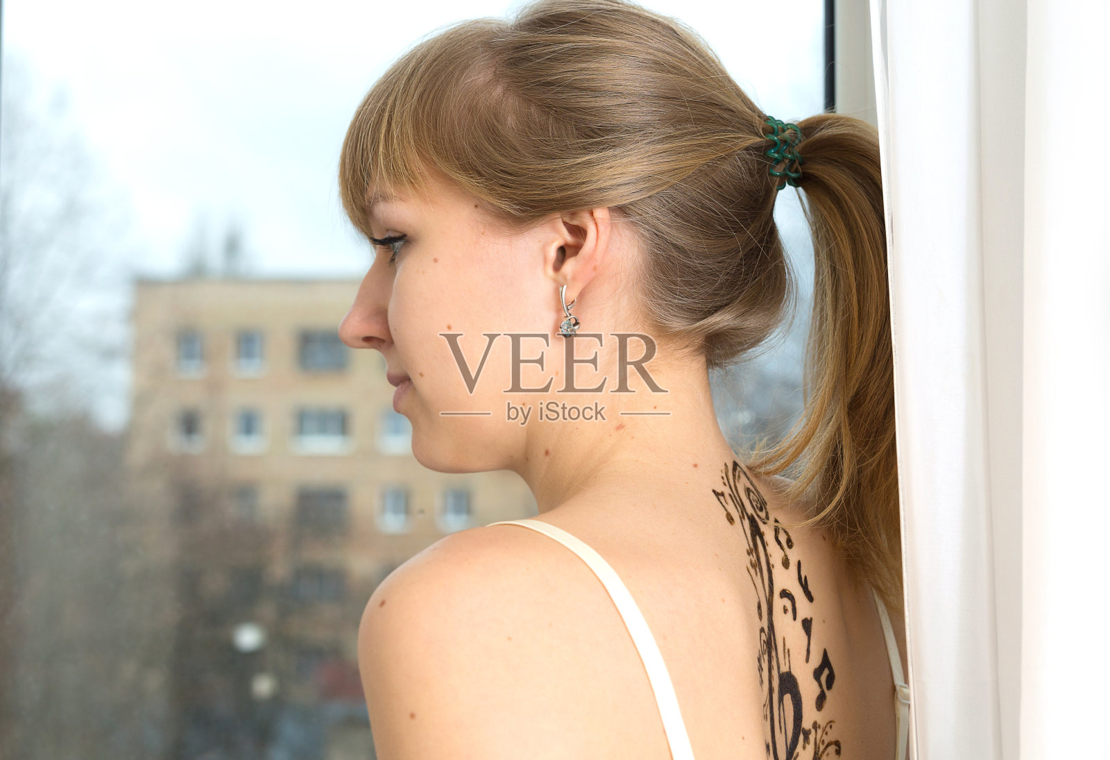 窗前的女人照片摄影图片