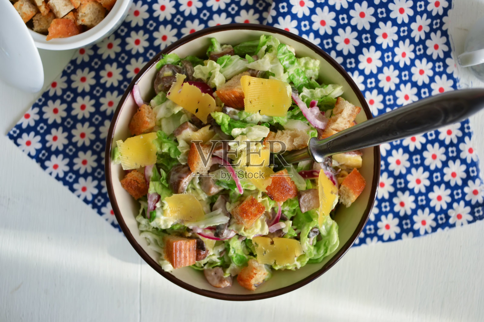 大白菜沙拉配面包丁，奶酪和美味的酱汁照片摄影图片