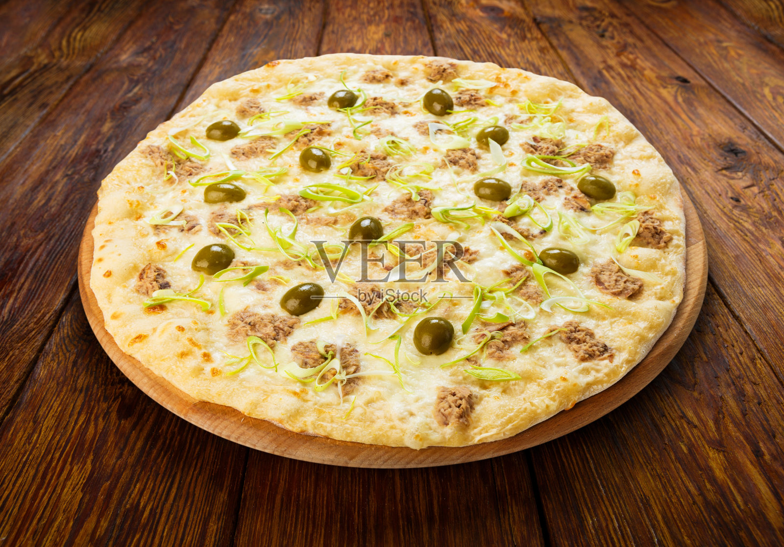 美味的海鲜橄榄披萨照片摄影图片