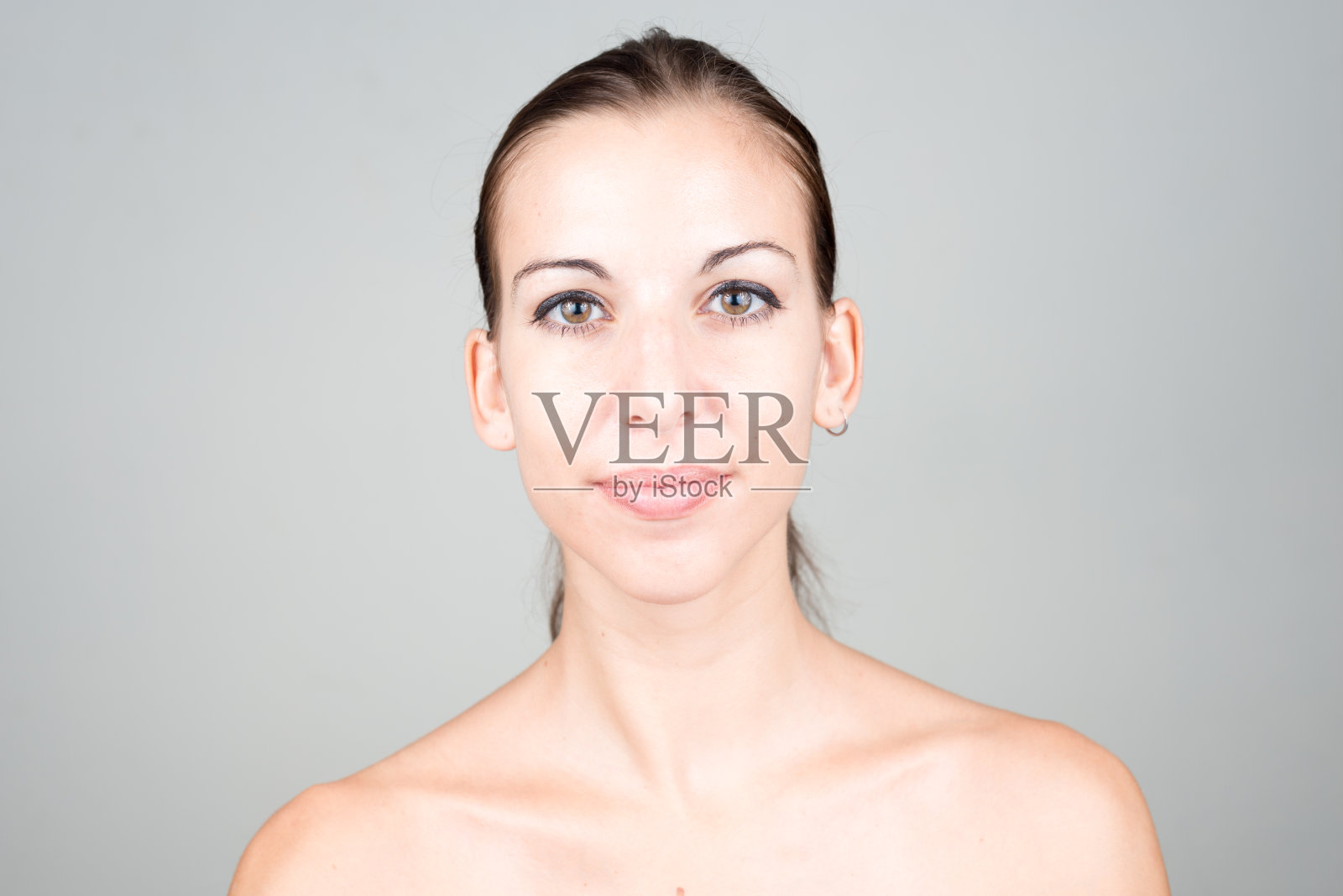 赤裸上身的女人的肖像照片摄影图片