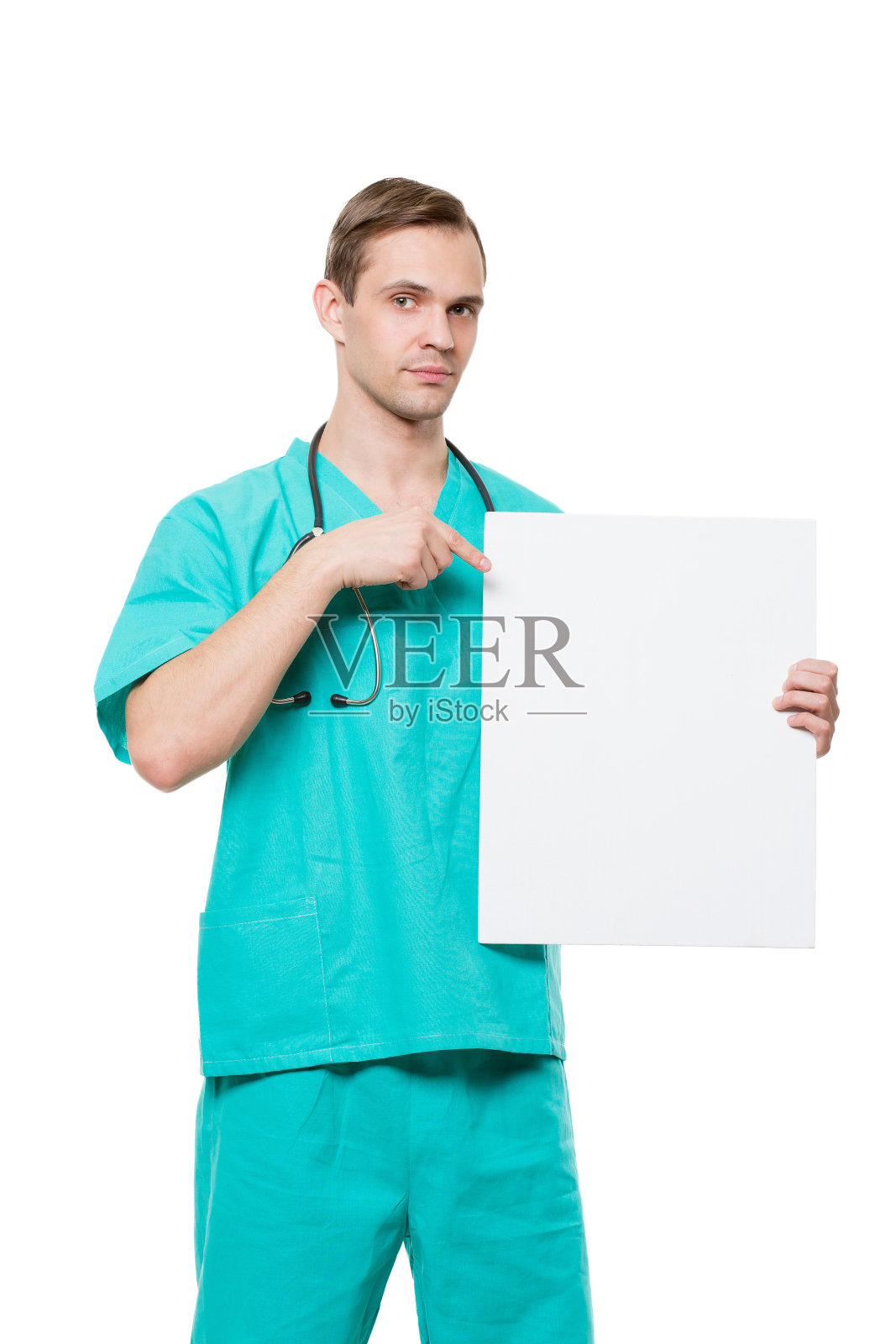 微笑的医生拿着空白卡片孤立在白色的背景照片摄影图片