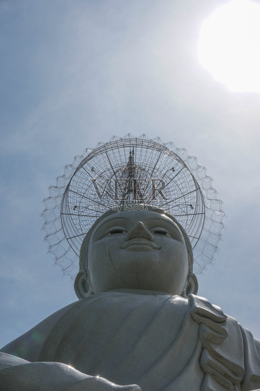 白色的佛像和美丽的天空照片摄影图片