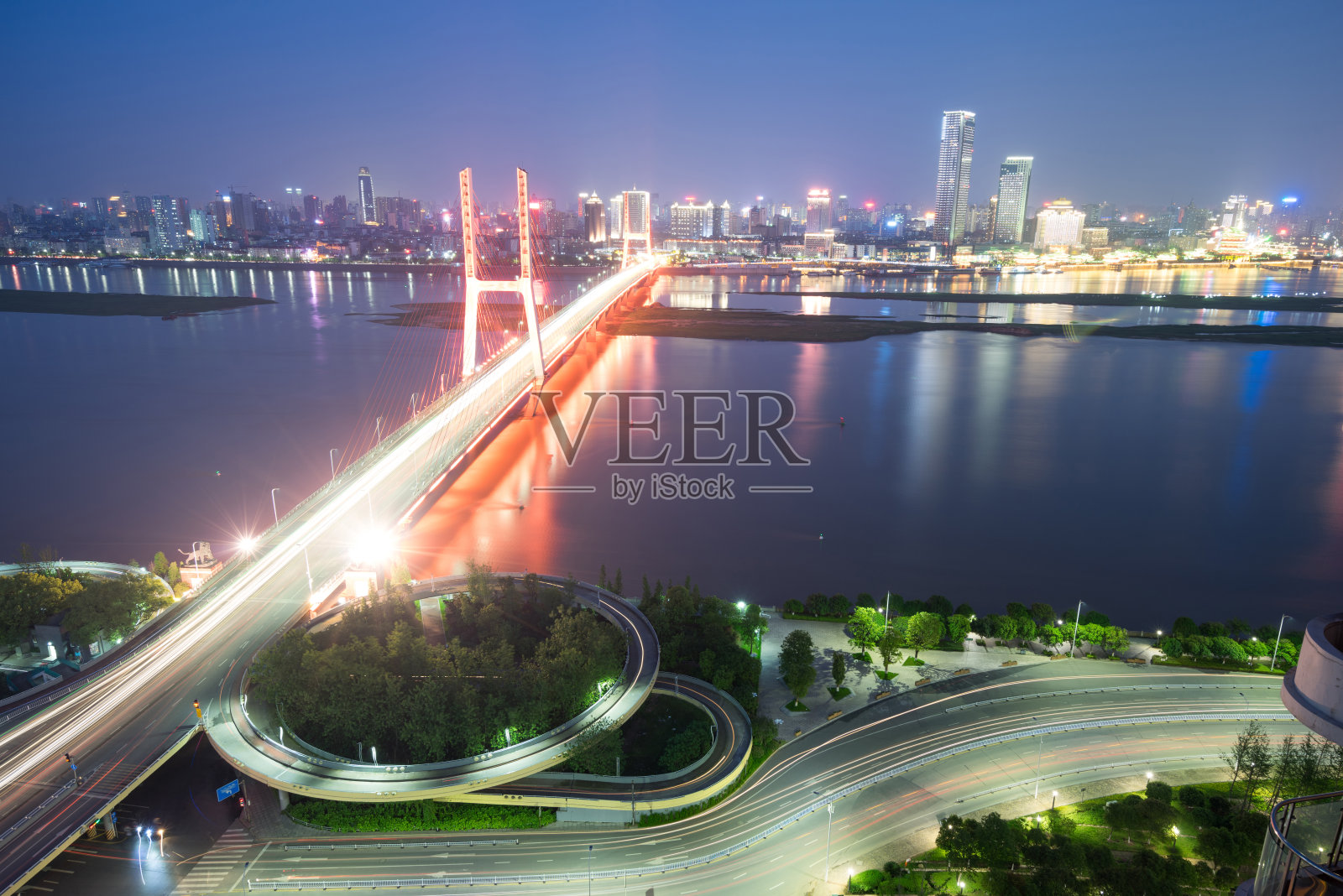 亚洲最大的跨江上海地标呈螺旋状照片摄影图片