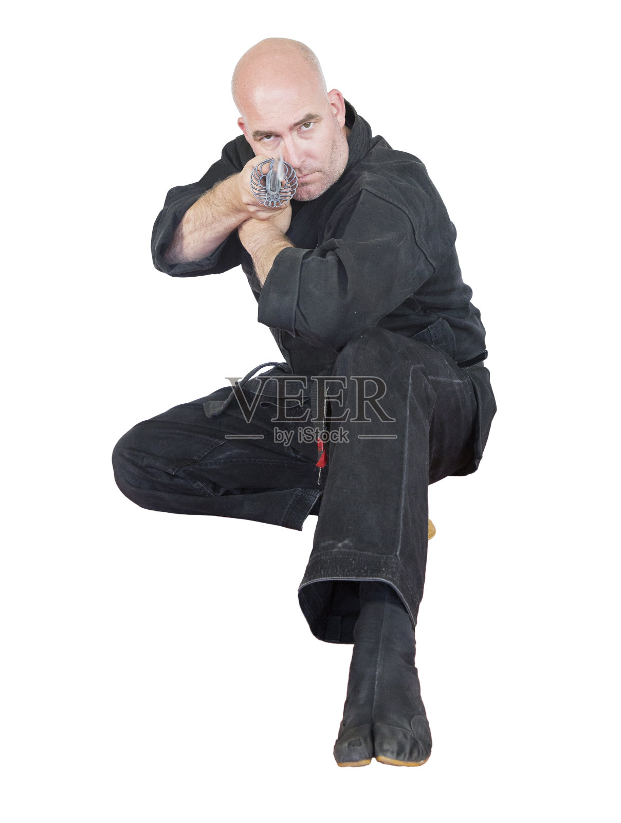 黑带忍者战士带着剑准备好了。照片摄影图片