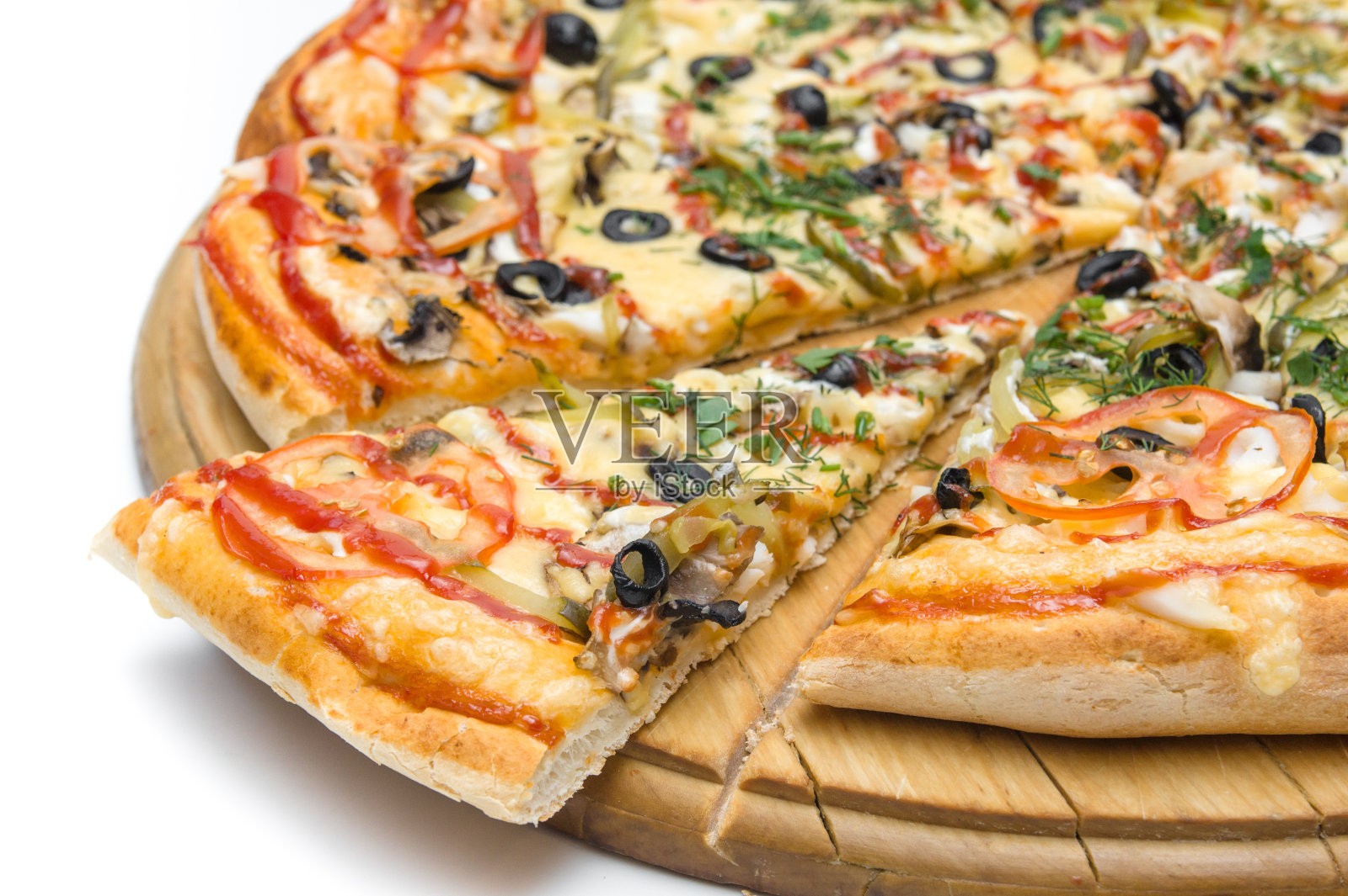 大披萨，一块放在木板上照片摄影图片
