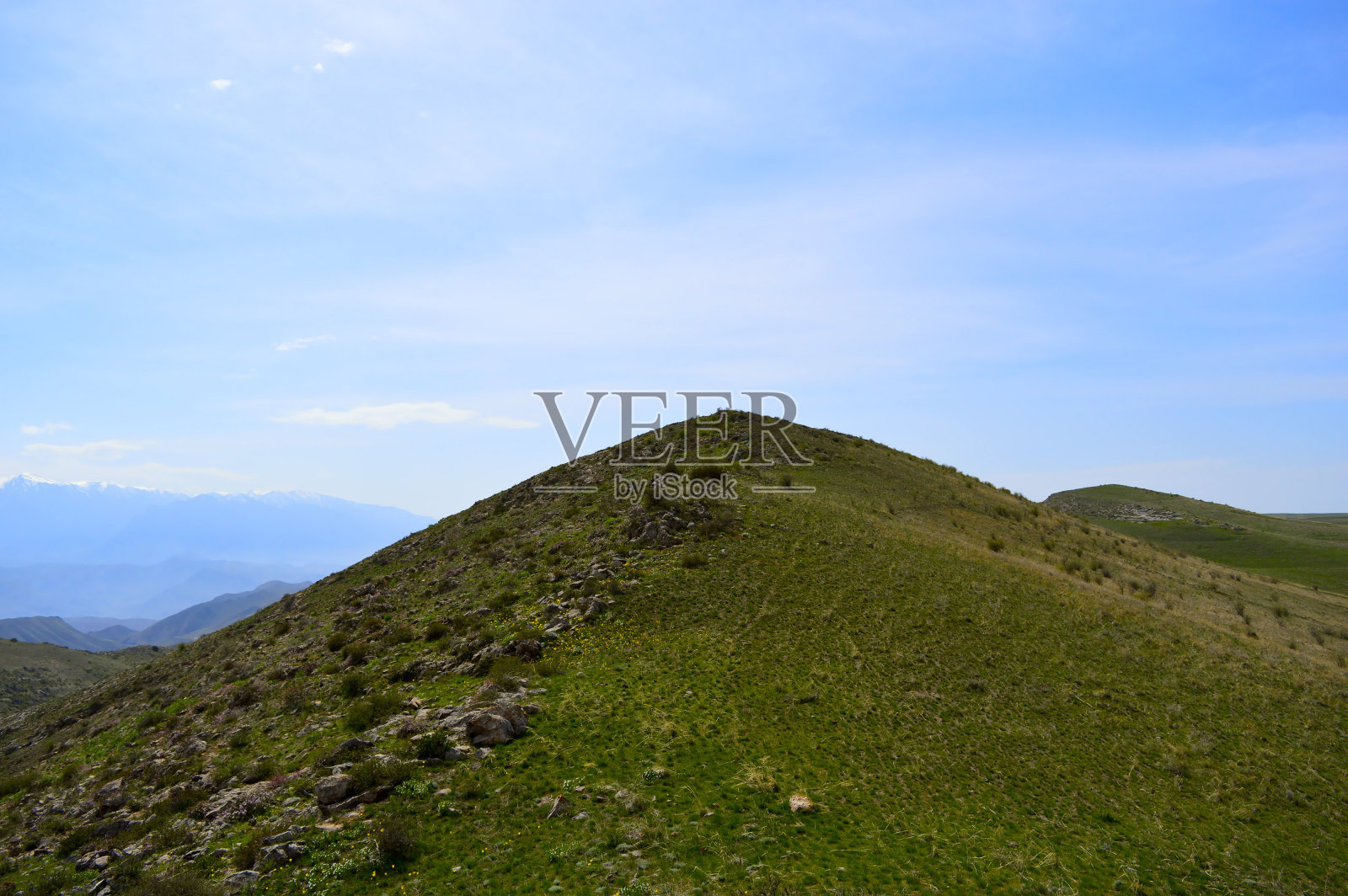 吉尔吉斯斯坦萨塔利的绿色山丘照片摄影图片
