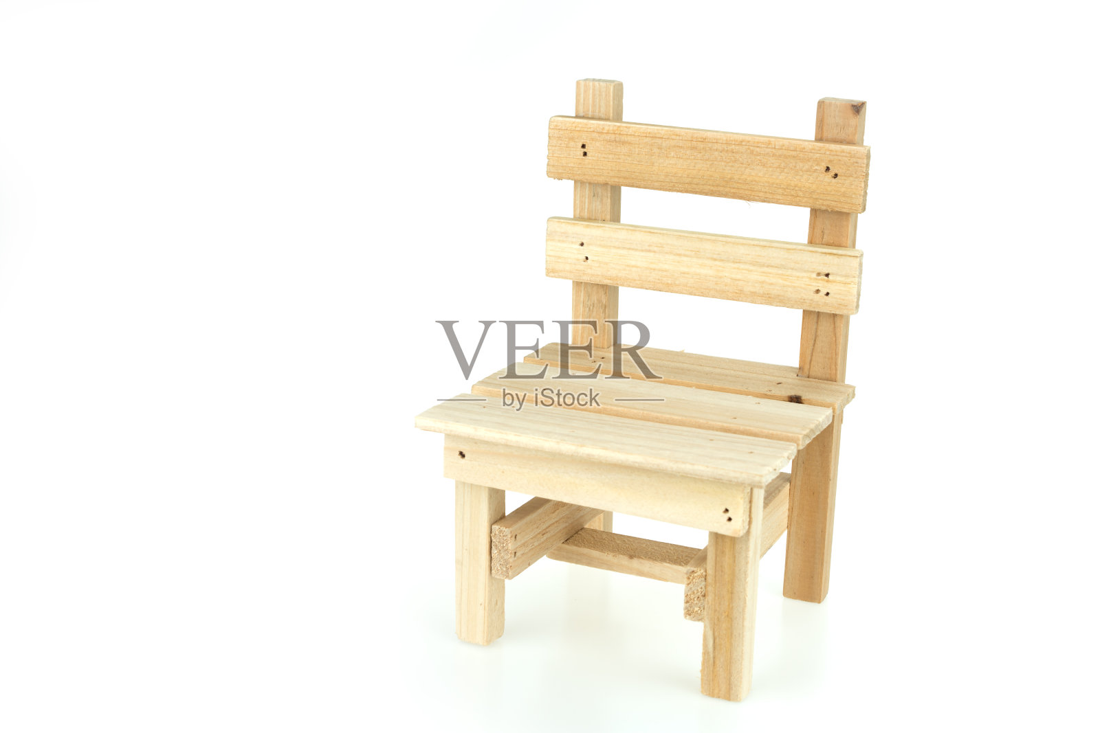 木制玩具椅子孤立在白色背景上照片摄影图片