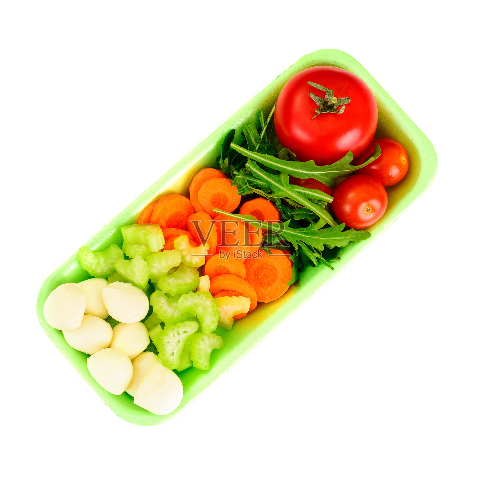 生蔬菜:马苏里拉奶酪，番茄，胡萝卜，芹菜和胡椒照片摄影图片