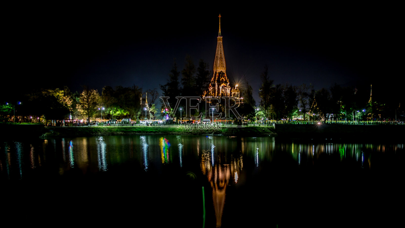 夜景Wat Chalong (Wat chaiyatharam)泰国寺庙，普吉岛，泰国照片摄影图片