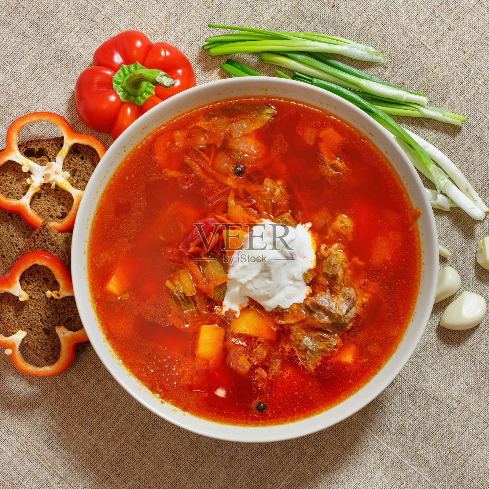 红汤配菜，俯视图照片摄影图片