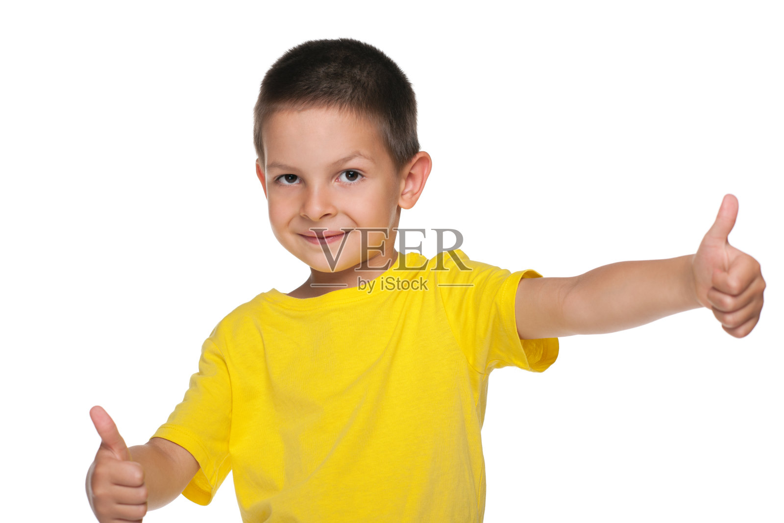 微笑的小男孩举起他的大拇指照片摄影图片