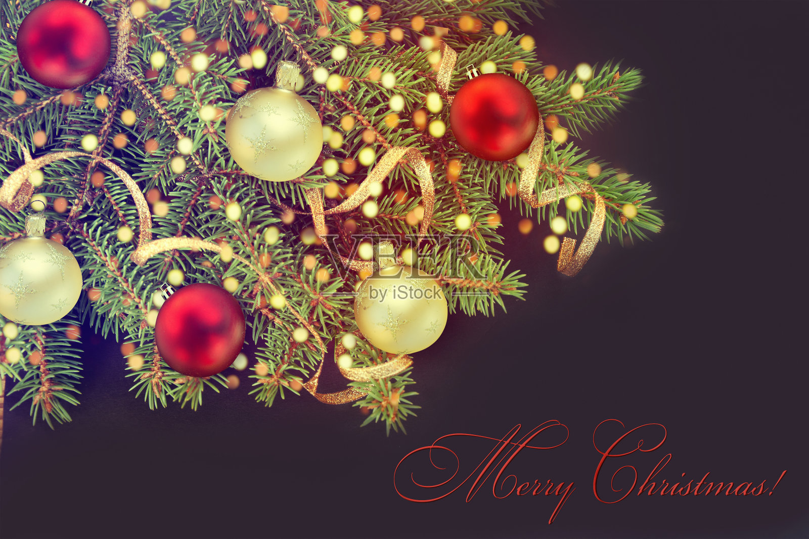 圣诞树装饰在黑色。照片摄影图片