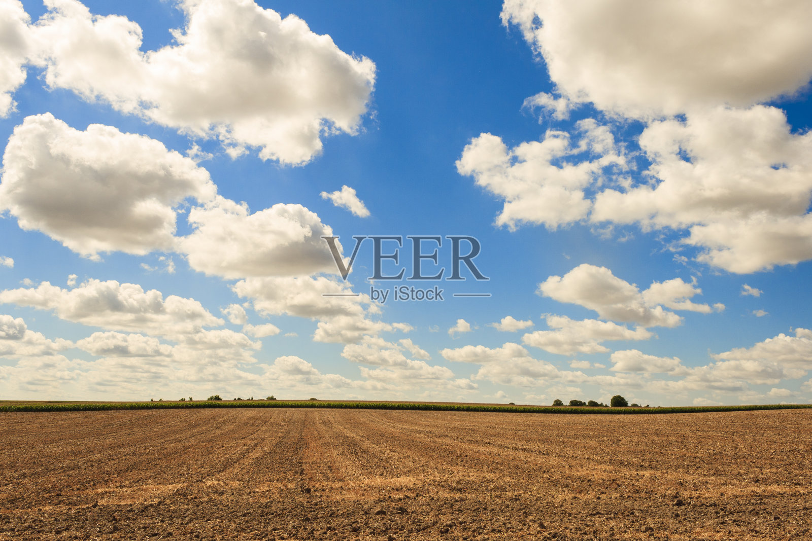 俯瞰着割过草的田野和乌云密布的天空照片摄影图片
